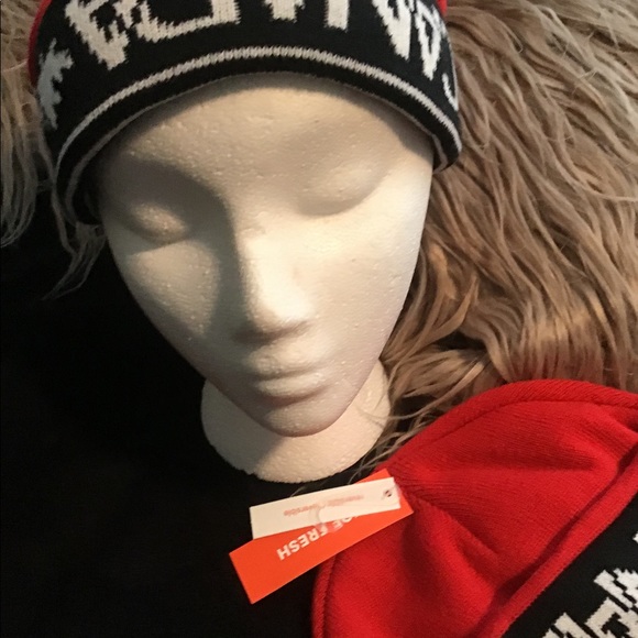 Brand new woollen hats with CANADA 🇨🇦 never worn - Picture 11 of 16